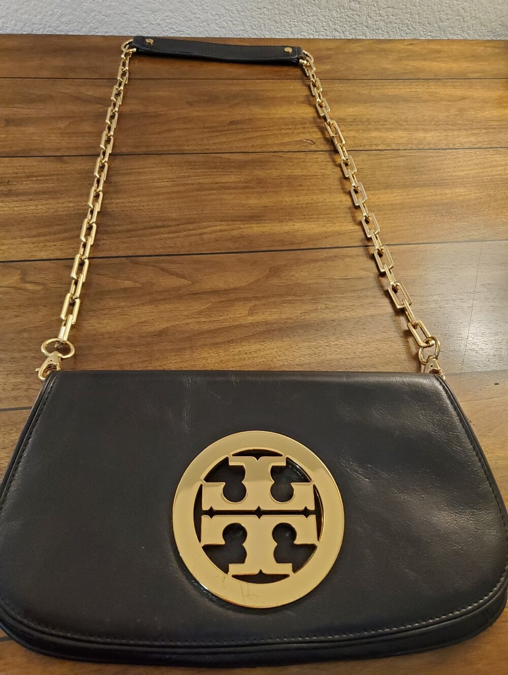 Tory Burch Black Leather Shoulder Bag with Gold Logo Chain - Picture 3 of 8